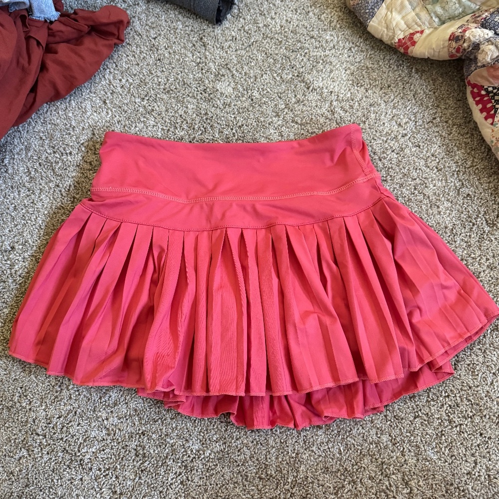 Nwot gold hinge skirt size medium w/ built in shorts